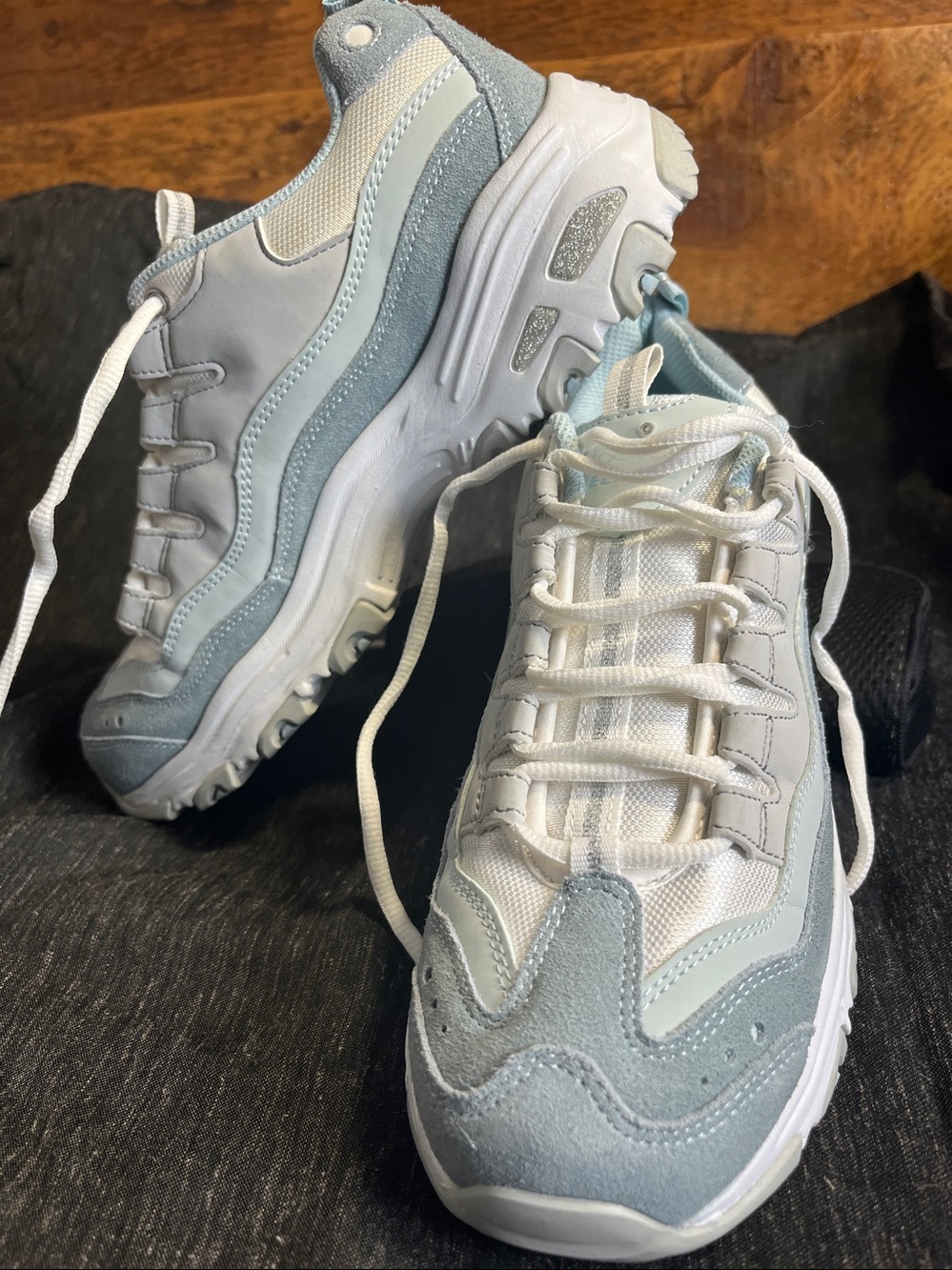 Skechers Ladies D’Lites Memory Foam Leather Shoes SZ 9  Chic Comfort Sneakers